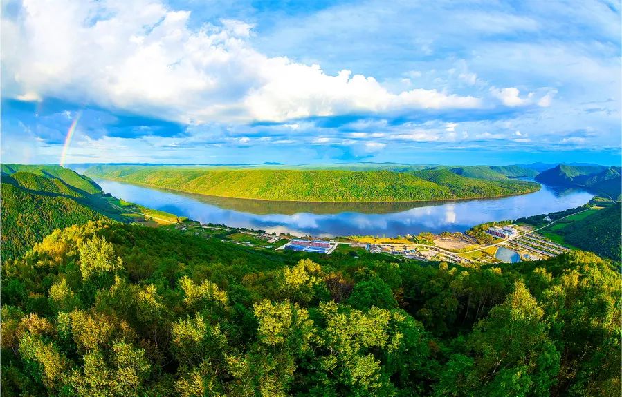 黑龙江畔夕阳下的渔者凝望