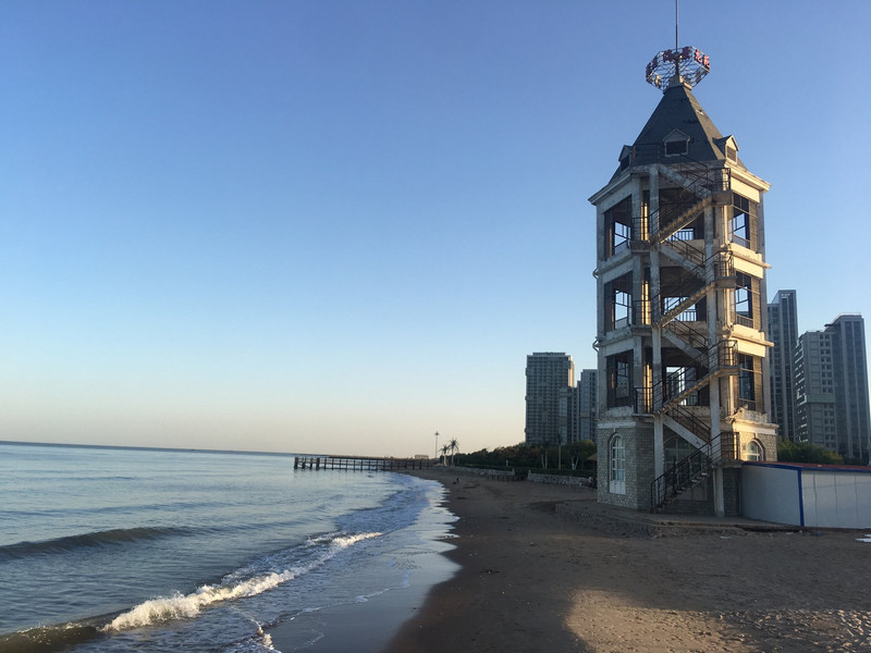 秦皇岛阳光海岸,演员海边排练演绎海浪风情