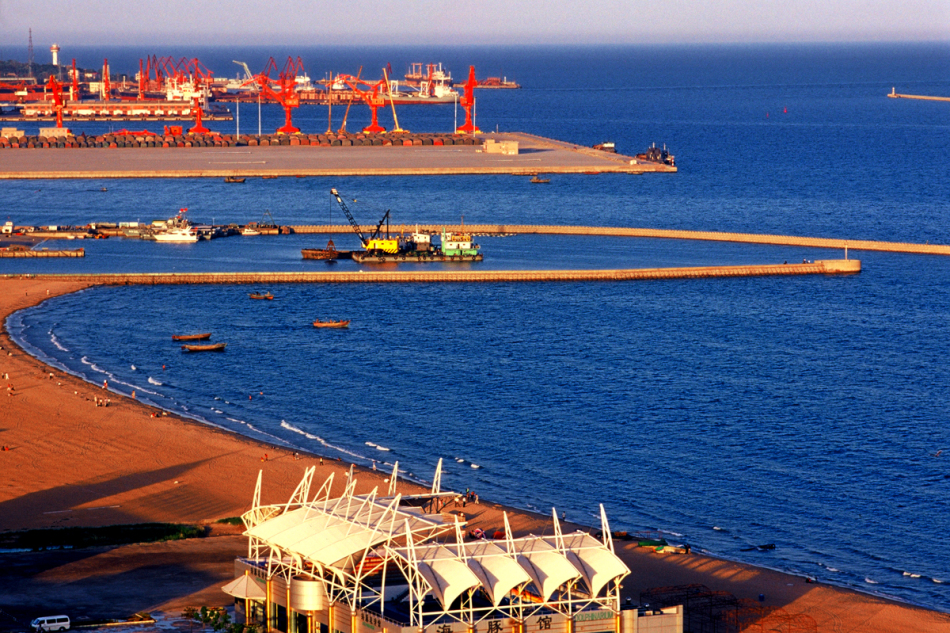 秦皇岛阳光海岸,演员海边排练演绎海浪风情